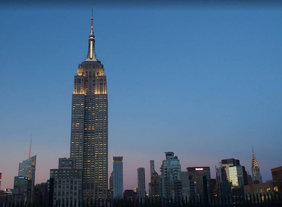 Het uitzicht vanaf 230 Fifth op het verlichte Empire State Building. 