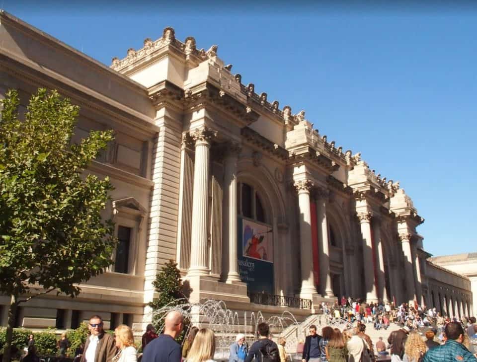 Metropolitan Museum; ondanks het prachtige weer is het razend druk binnen!