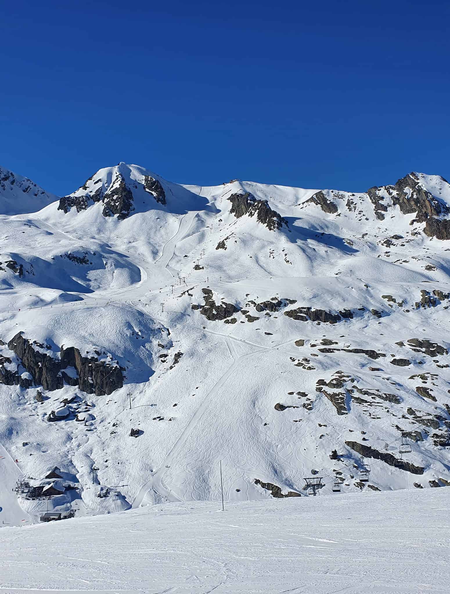 Op wintersport: Praktische tips voor autoreizen naar de Alpen